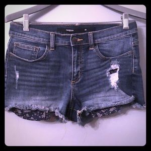 Distressed denim shorts with showing pockets